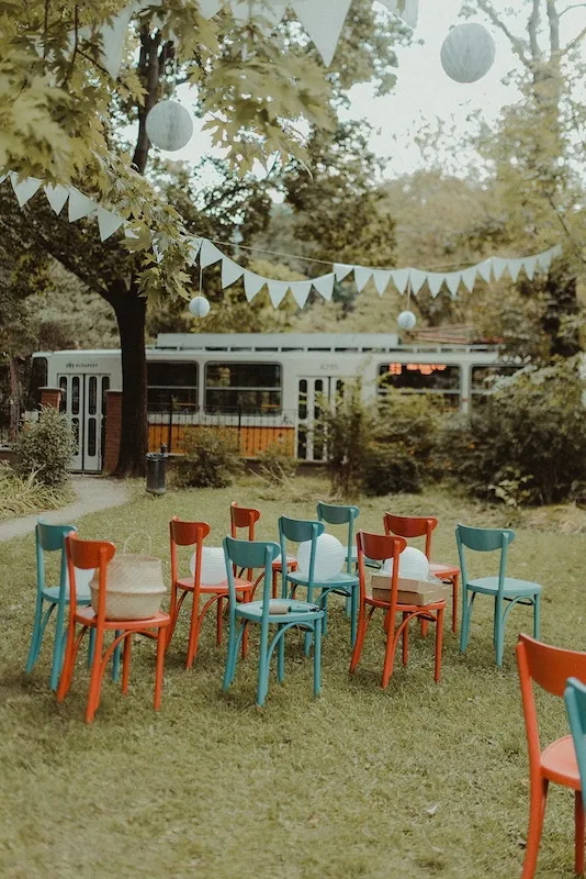 Fióka chairs and trees